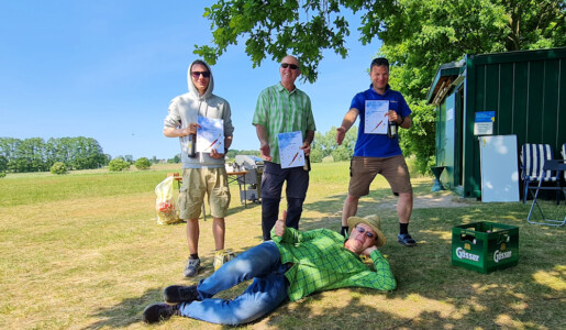 Niklas (2.), Frank (Sieger) und Moritz (3.) (v.l.n.r.) und Mario (liegend)