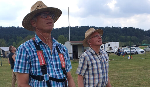Eingespieltes Duo - Jens-Peter mit Hans an der Uhr