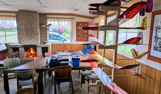 Muckelige Hütte mit neuem Modellständer