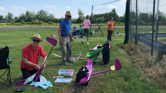 Hans und Mario beim sonntäglichen Aufrüsten der Modelle