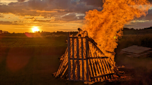 Das abendliche, vorgezogene Sonnenwendfeuer