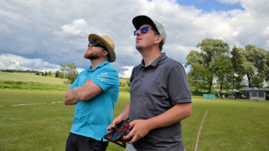 Robin mit Torsten an der Uhr