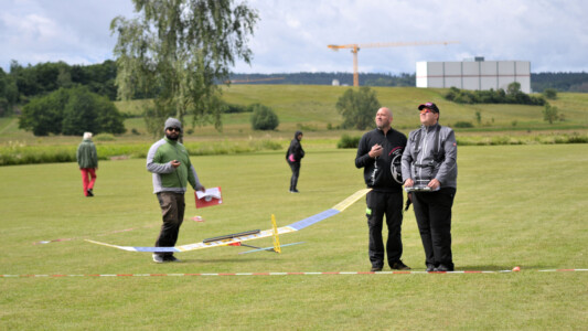 Schmitty mit Robert an der Uhr