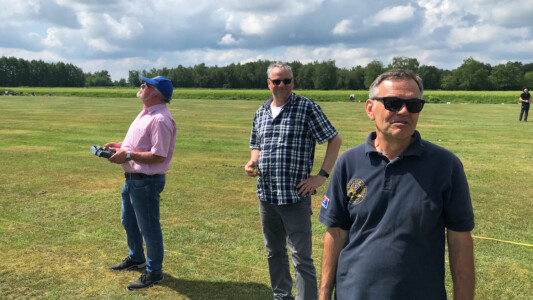 Konzentrierter Pilot und entspannte Helfer