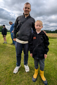 Mit viel Freude dabei - Louis mit Pascal