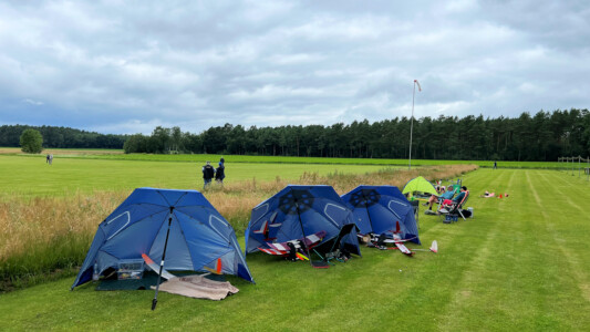 Nicht mehr wegzudenken, die blauen Schirme
