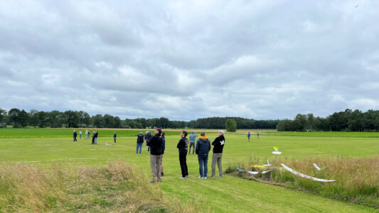 Disziplinierte Zuschauer am Fluggelände