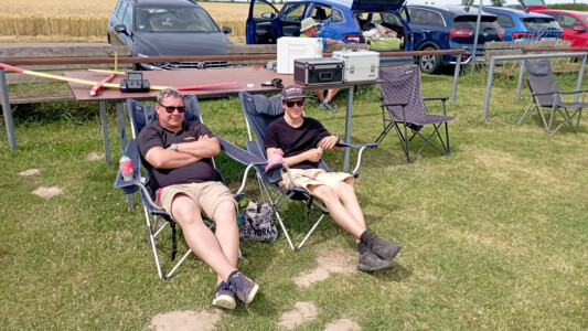 Rico und Niklas genießen die Show