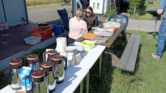 Kaffee und Kuchen warten