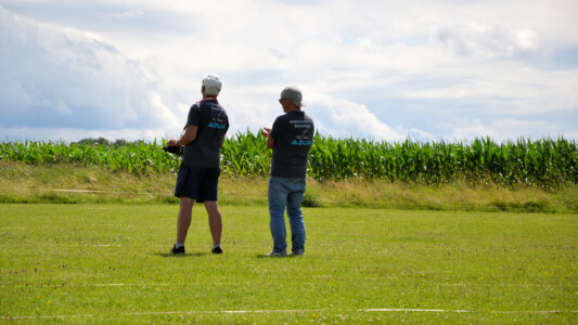 Gert mit Sepp an der Uhr