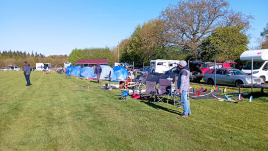 Ausgebucht - voller Parkplatz und eine lange Vorstartlinie
