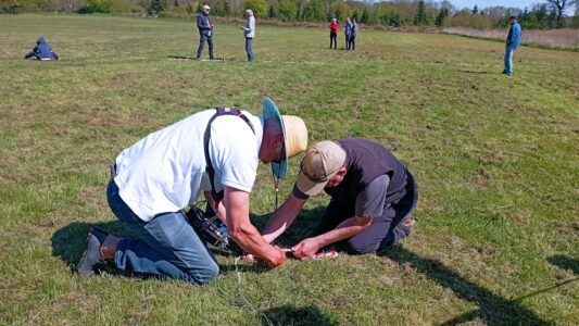 Auch Maßbänder können reißen, Jens-Peter und Frank bei der Reperatur