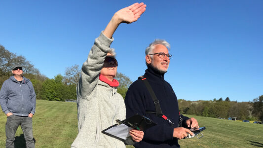 Jens-Peter mit Monique an der Uhr