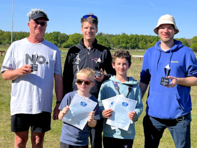 Die Gewinner - Loet (2.), André (Sieger) und Moritz (3.) (v.l.n.r.), im Vordergrund die beiden Junioren Louis (1.) und Caspar (2.)