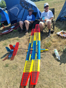 Jakub (re.) aus Polen mit seiner Eigenentwicklung "DoloRES"