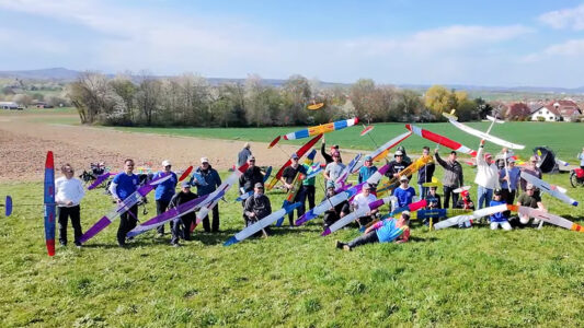 Das Gruppenbild mit dem Sieger im Hintergrund auf dem Weg zu seinem Modell (Foto: Loet Wakkermann)